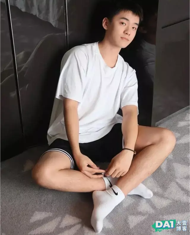 清爽干净的00后小奶狗,稚嫩呆萌显可爱,单薄身材更显青春气息! 清爽干净的00后小奶狗,稚嫩呆萌显可爱,单薄身材更显青春气息!
