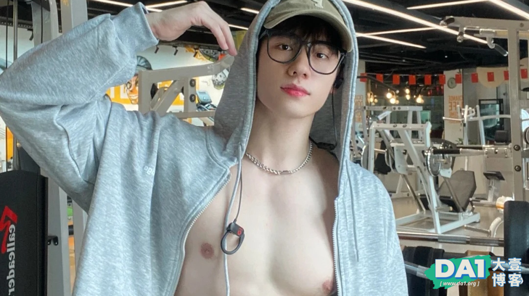 单纯帅气的五官，阳刚健壮的身材，清秀好看爱自拍的青涩腹肌少年-大壹博客