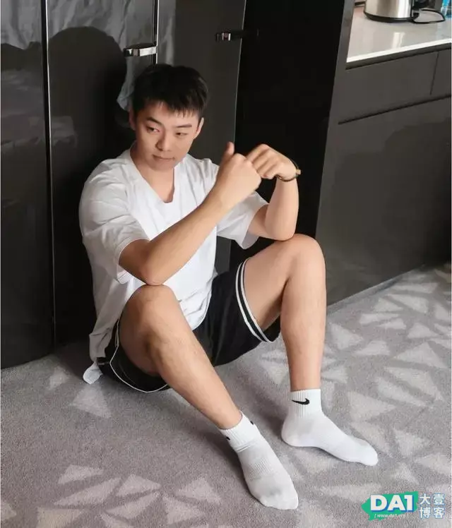 清爽干净的00后小奶狗,稚嫩呆萌显可爱,单薄身材更显青春气息! 清爽干净的00后小奶狗,稚嫩呆萌显可爱,单薄身材更显青春气息!