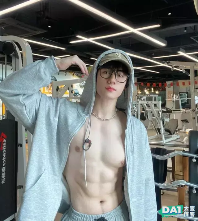 单纯帅气的五官,阳刚健壮的身材,清秀好看爱自拍的青涩腹肌少年 单纯帅气的五官,阳刚健壮的身材,清秀好看爱自拍的青涩腹肌少年