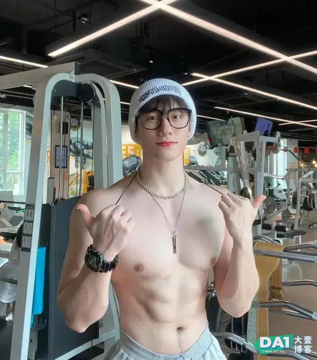 单纯帅气的五官,阳刚健壮的身材,清秀好看爱自拍的青涩腹肌少年 单纯帅气的五官,阳刚健壮的身材,清秀好看爱自拍的青涩腹肌少年