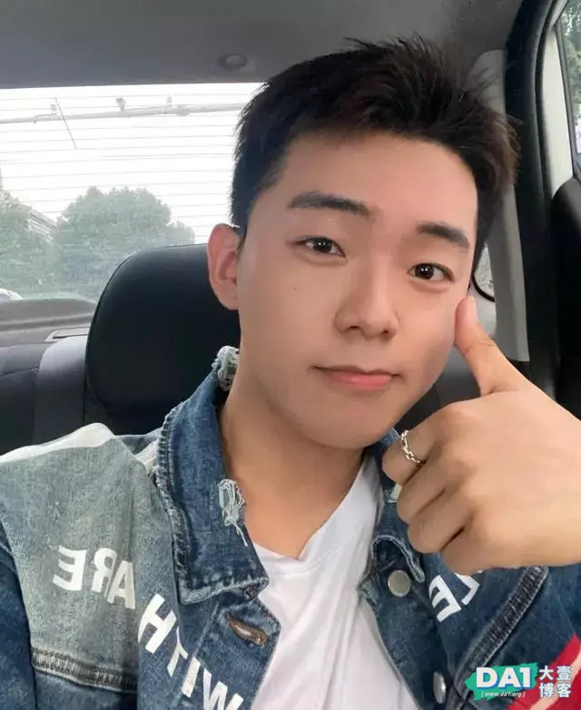 五官俊俏,酷帅有型,一张稚嫩的容颜让人着迷,网友直言:心动了 五官俊俏,酷帅有型,一张稚嫩的容颜让人着迷,网友直言:心动了