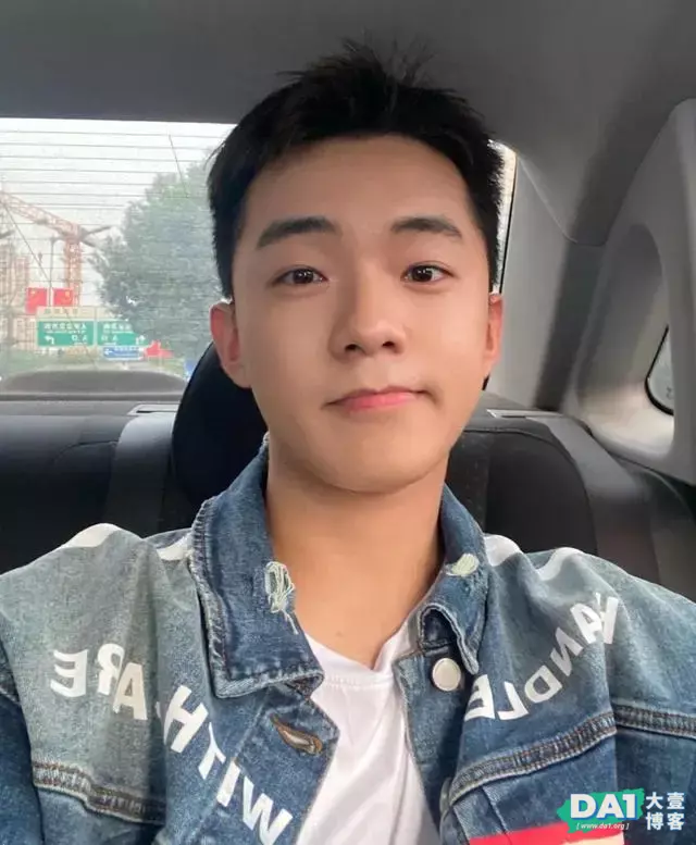 五官俊俏,酷帅有型,一张稚嫩的容颜让人着迷,网友直言:心动了 五官俊俏,酷帅有型,一张稚嫩的容颜让人着迷,网友直言:心动了