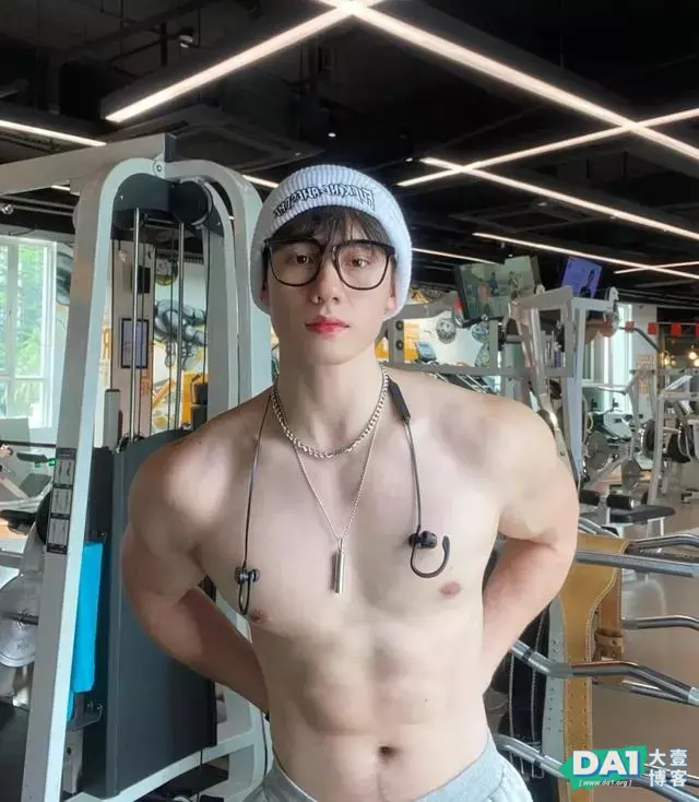 单纯帅气的五官,阳刚健壮的身材,清秀好看爱自拍的青涩腹肌少年 单纯帅气的五官,阳刚健壮的身材,清秀好看爱自拍的青涩腹肌少年