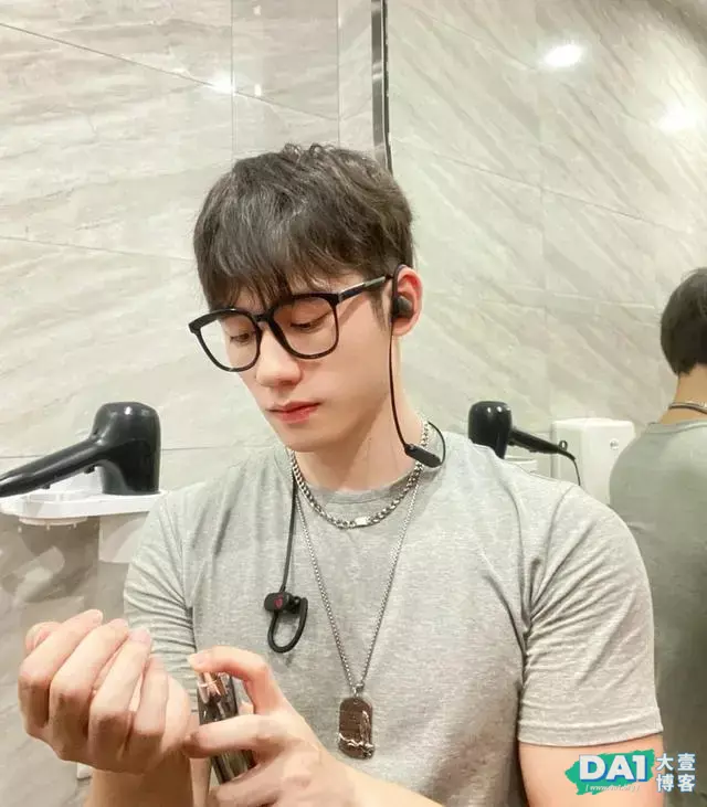 五官俊俏,酷帅有型,一张稚嫩的容颜让人着迷,网友直言:心动了 五官俊俏,酷帅有型,一张稚嫩的容颜让人着迷,网友直言:心动了