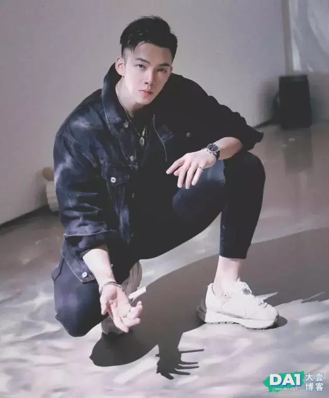 身高179CM,体重85公斤,颜值高,身材壮,穿上衣服更显凹凸有致 身高179CM,体重85公斤,颜值高,身材壮,穿上衣服更显凹凸有致
