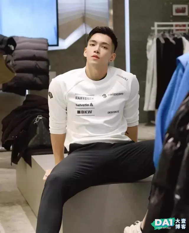 身高179CM,体重85公斤,颜值高,身材壮,穿上衣服更显凹凸有致 身高179CM,体重85公斤,颜值高,身材壮,穿上衣服更显凹凸有致