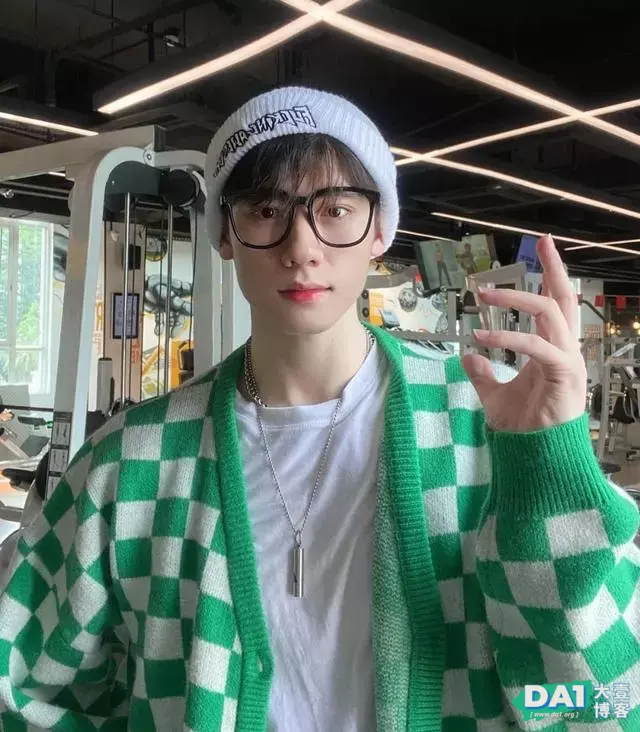 单纯帅气的五官,阳刚健壮的身材,清秀好看爱自拍的青涩腹肌少年 单纯帅气的五官,阳刚健壮的身材,清秀好看爱自拍的青涩腹肌少年