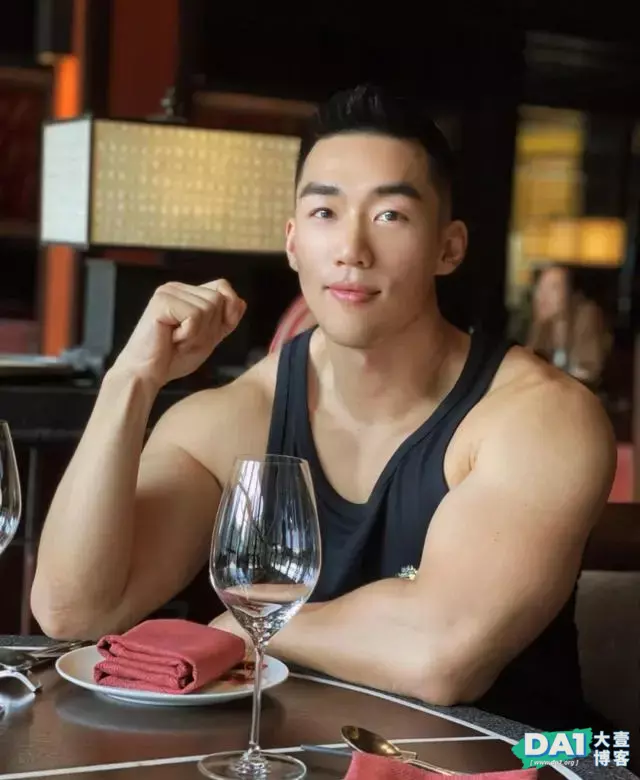 爱打网球的运动男孩,阳光的外形洋溢着青春气息,帅气更显魅力! 爱打网球的运动男孩,阳光的外形洋溢着青春气息,帅气更显魅力!