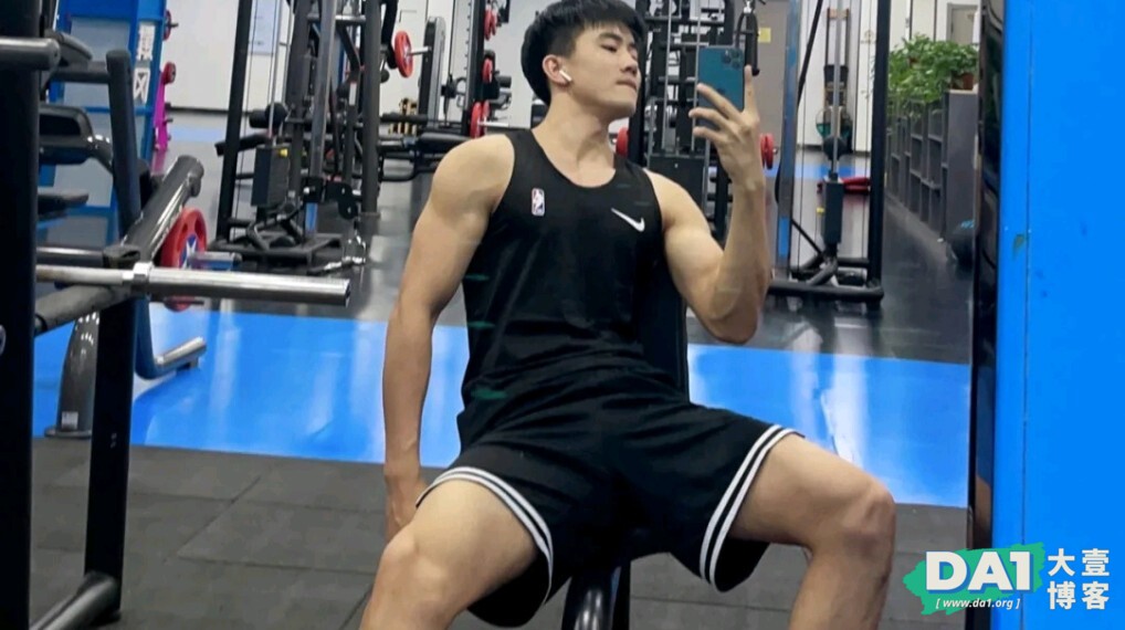 健身房对镜自拍的腹肌小哥哥，清瘦却不显骨感，颜值在线更显气质-大壹博客