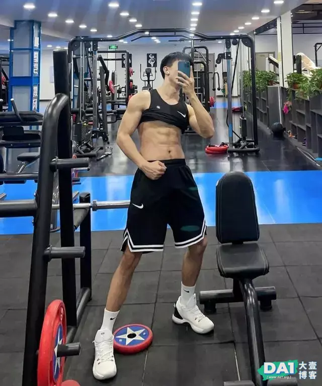 健身房对镜自拍的腹肌小哥哥,清瘦却不显骨感,颜值在线更显气质 健身房对镜自拍的腹肌小哥哥,清瘦却不显骨感,颜值在线更显气质