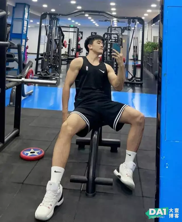 健身房对镜自拍的腹肌小哥哥,清瘦却不显骨感,颜值在线更显气质 健身房对镜自拍的腹肌小哥哥,清瘦却不显骨感,颜值在线更显气质