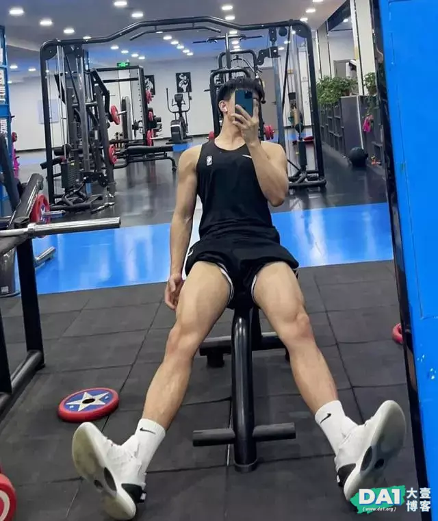 健身房对镜自拍的腹肌小哥哥,清瘦却不显骨感,颜值在线更显气质 健身房对镜自拍的腹肌小哥哥,清瘦却不显骨感,颜值在线更显气质