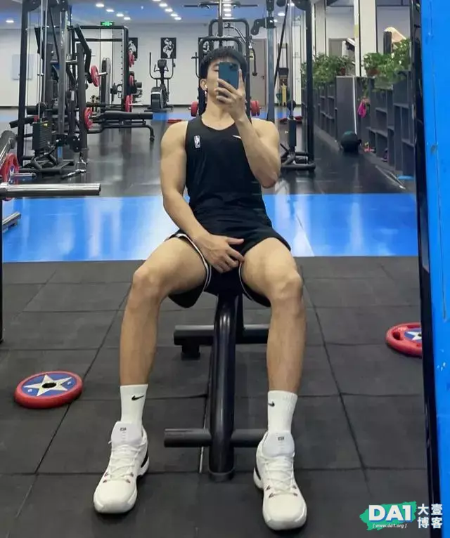 健身房对镜自拍的腹肌小哥哥,清瘦却不显骨感,颜值在线更显气质 健身房对镜自拍的腹肌小哥哥,清瘦却不显骨感,颜值在线更显气质