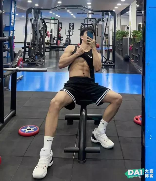 健身房对镜自拍的腹肌小哥哥,清瘦却不显骨感,颜值在线更显气质 健身房对镜自拍的腹肌小哥哥,清瘦却不显骨感,颜值在线更显气质