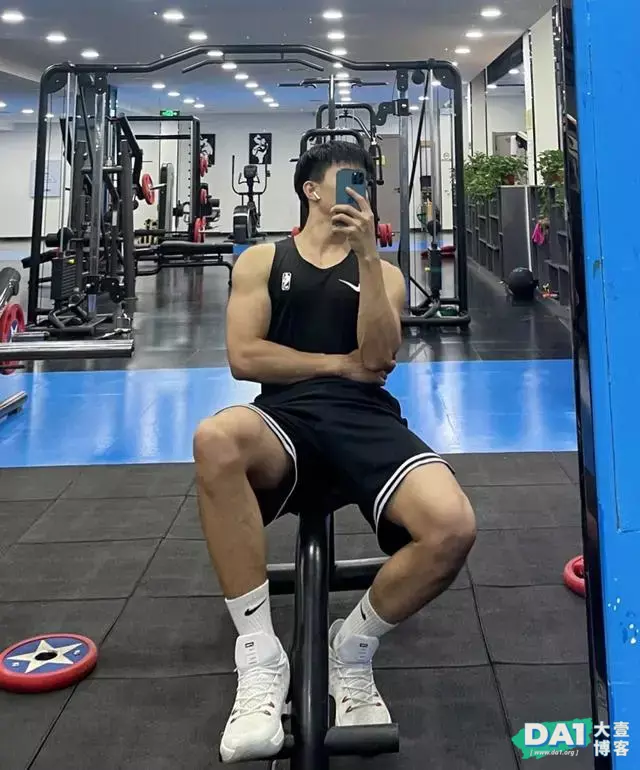 健身房对镜自拍的腹肌小哥哥,清瘦却不显骨感,颜值在线更显气质 健身房对镜自拍的腹肌小哥哥,清瘦却不显骨感,颜值在线更显气质