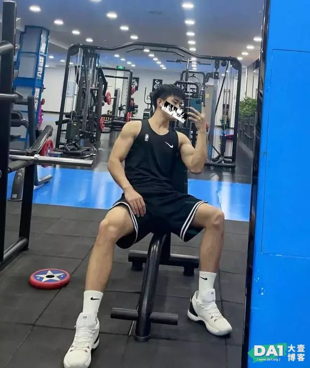 健身房对镜自拍的腹肌小哥哥,清瘦却不显骨感,颜值在线更显气质 健身房对镜自拍的腹肌小哥哥,清瘦却不显骨感,颜值在线更显气质