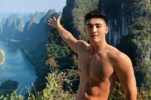 游玩名胜“相公山”的酷帅男生，颜高条顺，身材棒，风景好人更俊-大壹博客