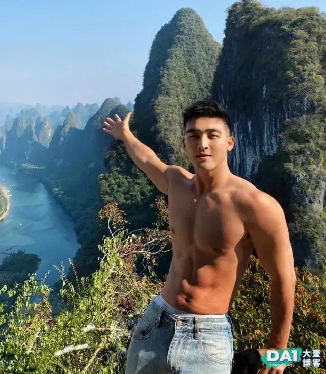 游玩名胜“相公山”的酷帅男生,颜高条顺,身材棒,风景好人更俊 游玩名胜“相公山”的酷帅男生,颜高条顺,身材棒,风景好人更俊
