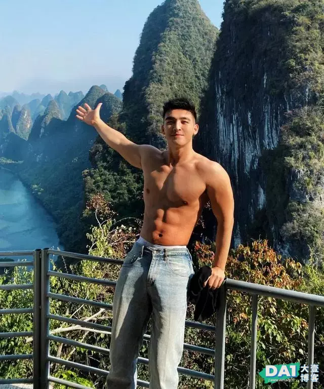 游玩名胜“相公山”的酷帅男生,颜高条顺,身材棒,风景好人更俊 游玩名胜“相公山”的酷帅男生,颜高条顺,身材棒,风景好人更俊