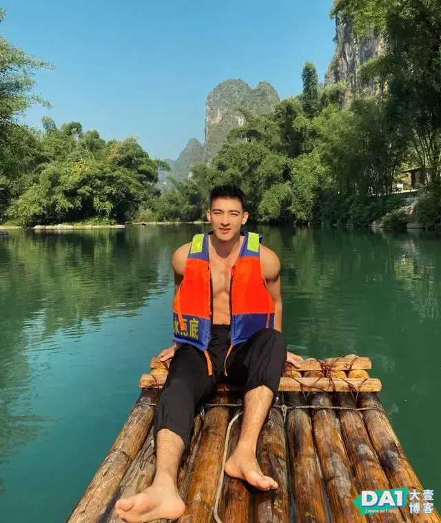 游玩名胜“相公山”的酷帅男生,颜高条顺,身材棒,风景好人更俊 游玩名胜“相公山”的酷帅男生,颜高条顺,身材棒,风景好人更俊