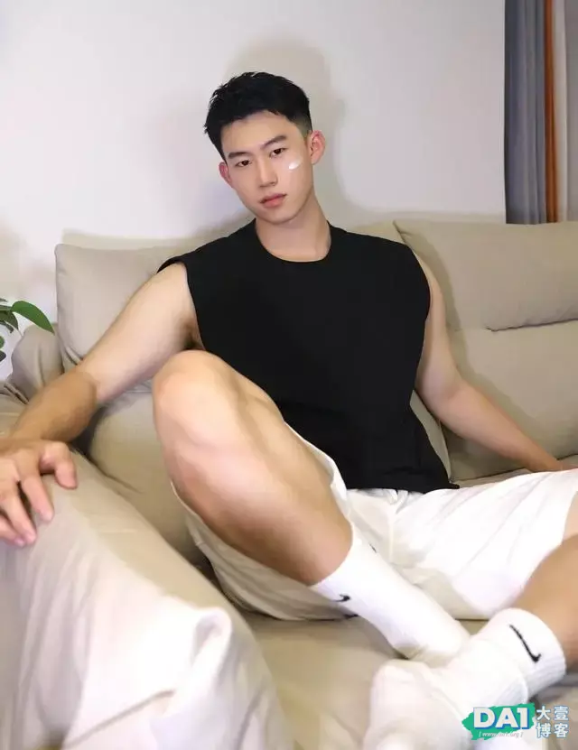 俊俏的文艺小奶狗,182公分大长腿,满脸的稚嫩与青春,有颜有型 俊俏的文艺小奶狗,182公分大长腿,满脸的稚嫩与青春,有颜有型
