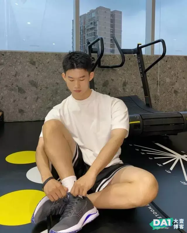 俊俏的文艺小奶狗,182公分大长腿,满脸的稚嫩与青春,有颜有型 俊俏的文艺小奶狗,182公分大长腿,满脸的稚嫩与青春,有颜有型