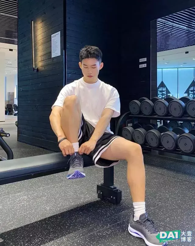 俊俏的文艺小奶狗,182公分大长腿,满脸的稚嫩与青春,有颜有型 俊俏的文艺小奶狗,182公分大长腿,满脸的稚嫩与青春,有颜有型
