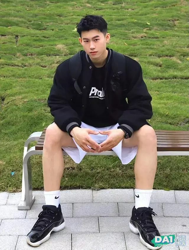 俊俏的文艺小奶狗,182公分大长腿,满脸的稚嫩与青春,有颜有型 俊俏的文艺小奶狗,182公分大长腿,满脸的稚嫩与青春,有颜有型