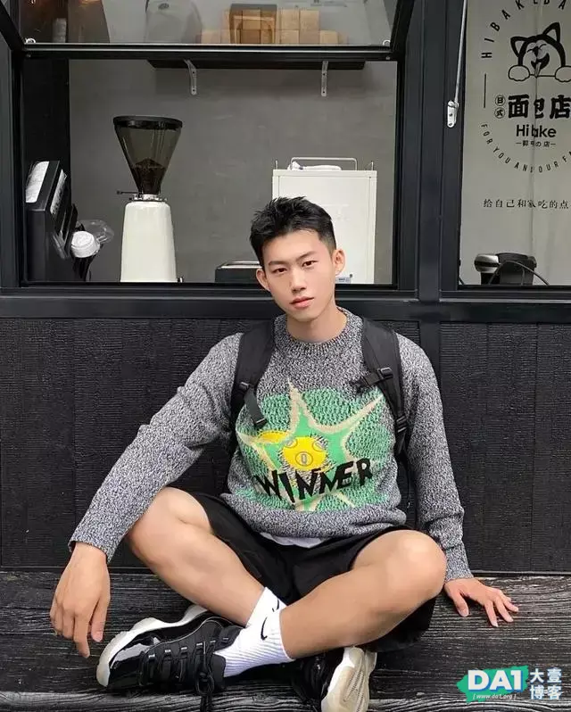 俊俏的文艺小奶狗,182公分大长腿,满脸的稚嫩与青春,有颜有型 俊俏的文艺小奶狗,182公分大长腿,满脸的稚嫩与青春,有颜有型