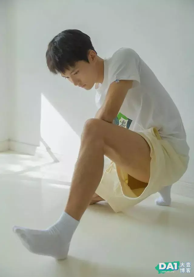 清新干净的纯欲小奶狗,精致五官和颜值,一个让你目不转睛的男生 清新干净的纯欲小奶狗,精致五官和颜值,一个让你目不转睛的男生
