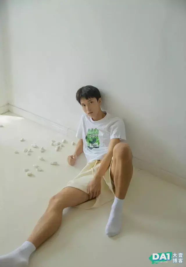 清新干净的纯欲小奶狗,精致五官和颜值,一个让你目不转睛的男生 清新干净的纯欲小奶狗,精致五官和颜值,一个让你目不转睛的男生