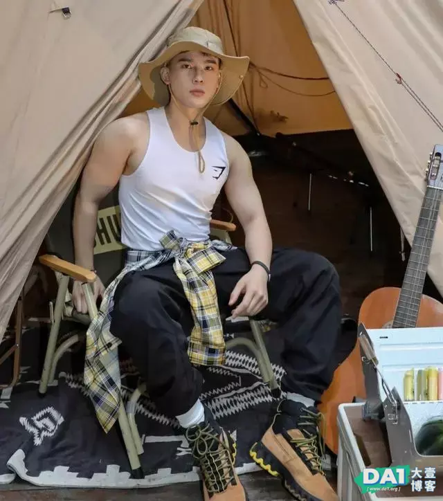 时尚新潮、阳刚英俊小哥哥,会穿搭有个性,妥妥的健壮男神模样! 时尚新潮、阳刚英俊小哥哥,会穿搭有个性,妥妥的健壮男神模样!