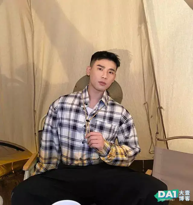 时尚新潮、阳刚英俊小哥哥,会穿搭有个性,妥妥的健壮男神模样! 时尚新潮、阳刚英俊小哥哥,会穿搭有个性,妥妥的健壮男神模样!