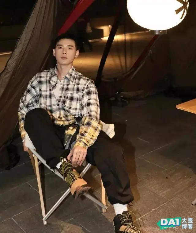 时尚新潮、阳刚英俊小哥哥,会穿搭有个性,妥妥的健壮男神模样! 时尚新潮、阳刚英俊小哥哥,会穿搭有个性,妥妥的健壮男神模样!