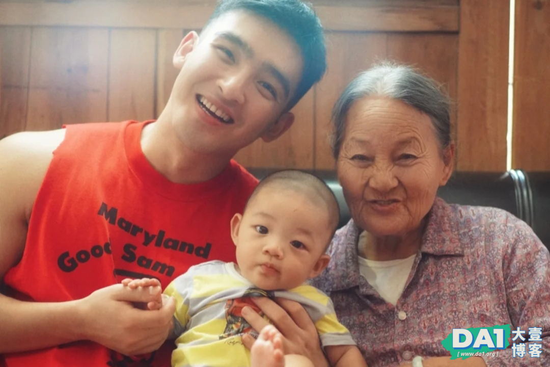 孝顺又喜欢小朋友的95后小哥哥，祖孙三代同框合影，幸福感爆棚！-大壹博客