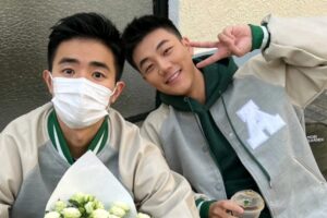 手捧白玫瑰的00后少年，纯洁、青春、阳光，唯美画面让人羡慕哦！-大壹博客