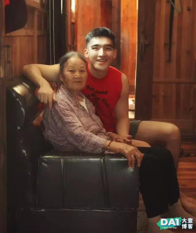 孝顺又喜欢小朋友的95后小哥哥,祖孙三代同框合影,幸福感爆棚! 孝顺又喜欢小朋友的95后小哥哥,祖孙三代同框合影,幸福感爆棚!