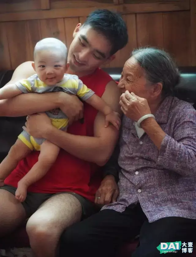 孝顺又喜欢小朋友的95后小哥哥,祖孙三代同框合影,幸福感爆棚! 孝顺又喜欢小朋友的95后小哥哥,祖孙三代同框合影,幸福感爆棚!