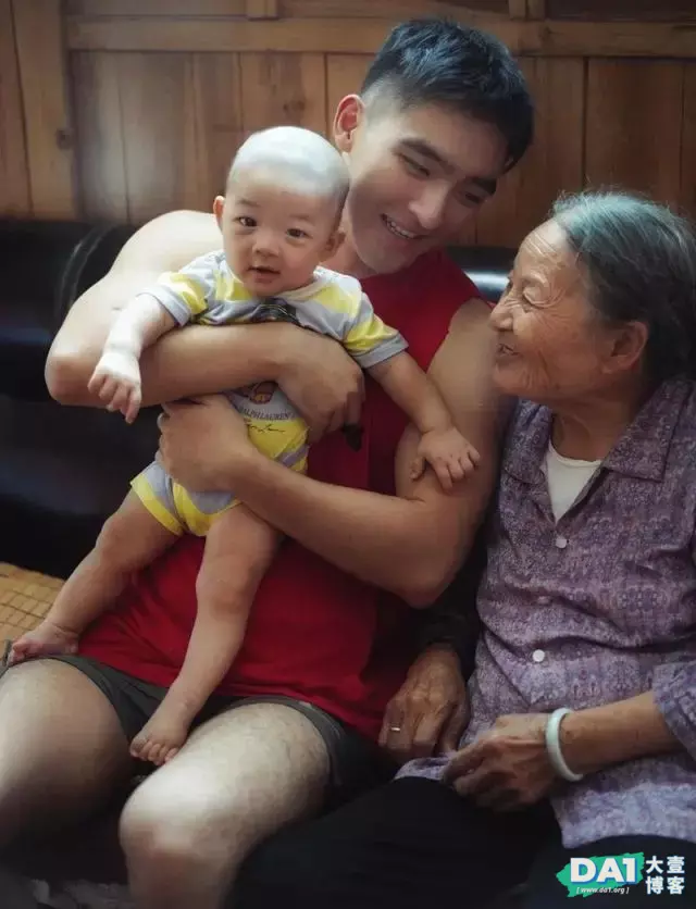 孝顺又喜欢小朋友的95后小哥哥,祖孙三代同框合影,幸福感爆棚! 孝顺又喜欢小朋友的95后小哥哥,祖孙三代同框合影,幸福感爆棚!