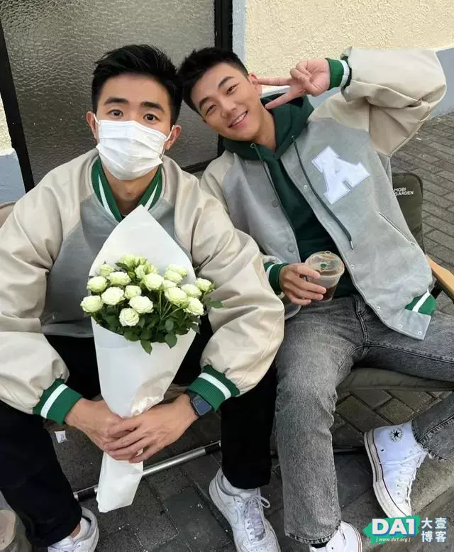手捧白玫瑰的00后少年,纯洁、青春、阳光,唯美画面让人羡慕哦! 手捧白玫瑰的00后少年,纯洁、青春、阳光,唯美画面让人羡慕哦!