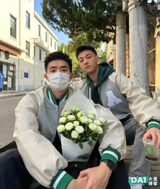 手捧白玫瑰的00后少年,纯洁、青春、阳光,唯美画面让人羡慕哦! 手捧白玫瑰的00后少年,纯洁、青春、阳光,唯美画面让人羡慕哦!
