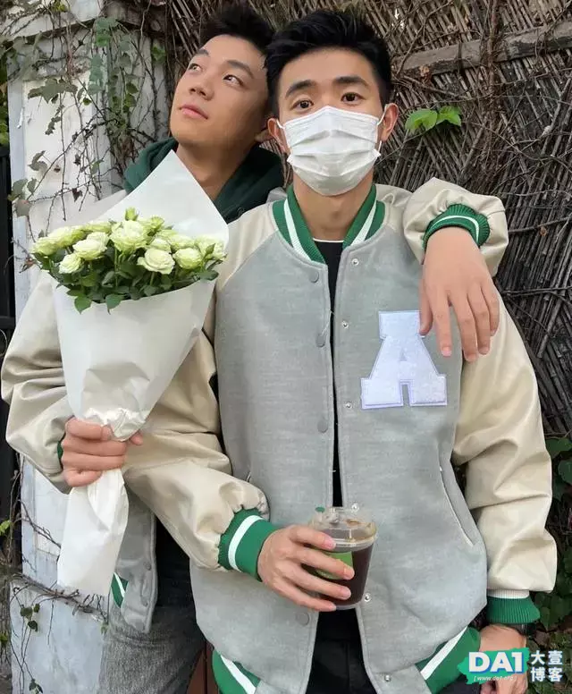 手捧白玫瑰的00后少年,纯洁、青春、阳光,唯美画面让人羡慕哦! 手捧白玫瑰的00后少年,纯洁、青春、阳光,唯美画面让人羡慕哦!