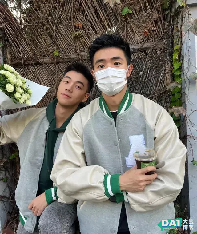 手捧白玫瑰的00后少年,纯洁、青春、阳光,唯美画面让人羡慕哦! 手捧白玫瑰的00后少年,纯洁、青春、阳光,唯美画面让人羡慕哦!