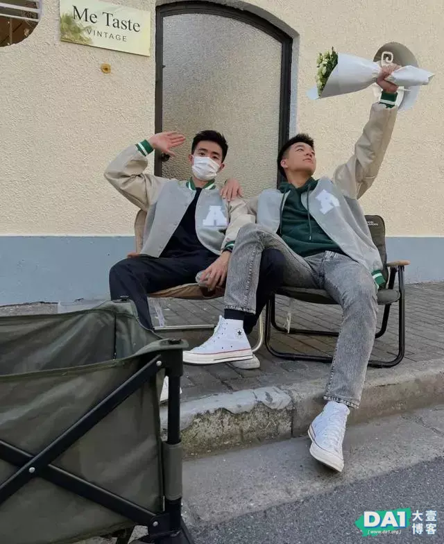 手捧白玫瑰的00后少年,纯洁、青春、阳光,唯美画面让人羡慕哦! 手捧白玫瑰的00后少年,纯洁、青春、阳光,唯美画面让人羡慕哦!