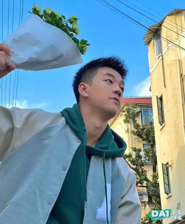 手捧白玫瑰的00后少年,纯洁、青春、阳光,唯美画面让人羡慕哦! 手捧白玫瑰的00后少年,纯洁、青春、阳光,唯美画面让人羡慕哦!