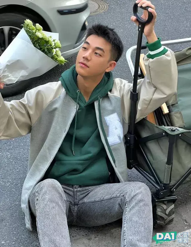 手捧白玫瑰的00后少年,纯洁、青春、阳光,唯美画面让人羡慕哦! 手捧白玫瑰的00后少年,纯洁、青春、阳光,唯美画面让人羡慕哦!