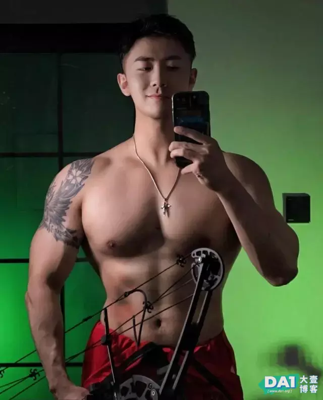 外表斯文精致小奶狗,当脱掉上衣后,立马变身健壮的肌肉小狼狗! 外表斯文精致小奶狗,当脱掉上衣后,立马变身健壮的肌肉小狼狗!