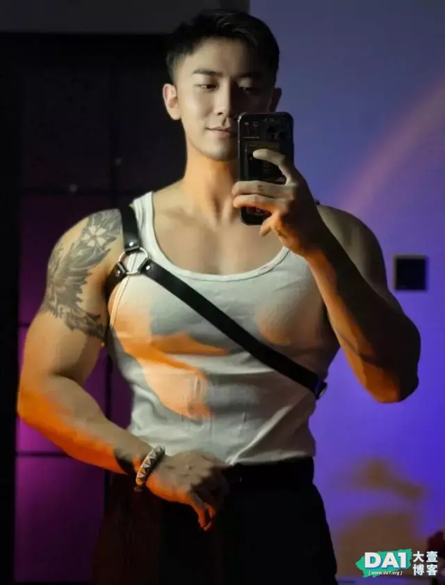 外表斯文精致小奶狗,当脱掉上衣后,立马变身健壮的肌肉小狼狗! 外表斯文精致小奶狗,当脱掉上衣后,立马变身健壮的肌肉小狼狗!