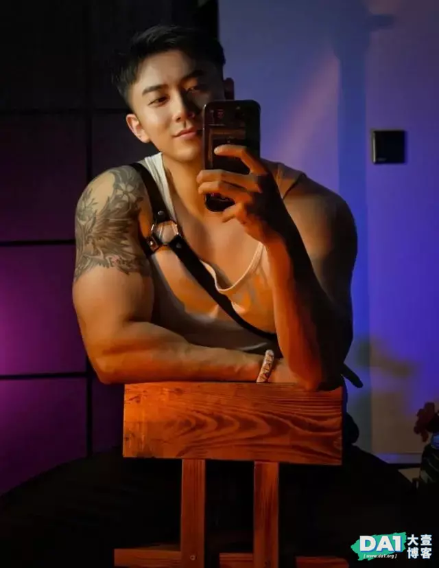 外表斯文精致小奶狗,当脱掉上衣后,立马变身健壮的肌肉小狼狗! 外表斯文精致小奶狗,当脱掉上衣后,立马变身健壮的肌肉小狼狗!